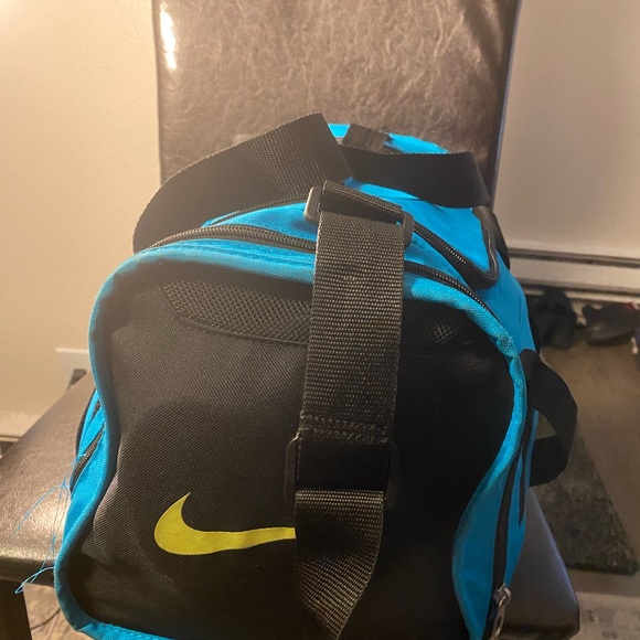 Nike Brasilia Small Training Duffel Bag Dual-Zip Multi Pocket Gym Bag - Picture 4 of 12
